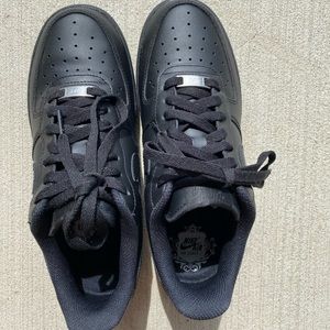 BLACK NIKE AIRFORCE 1s!